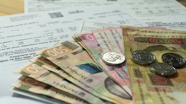 Ukrayna parası Hryvnia ve madeni paralar ahşap arka plan, elektrik faturası