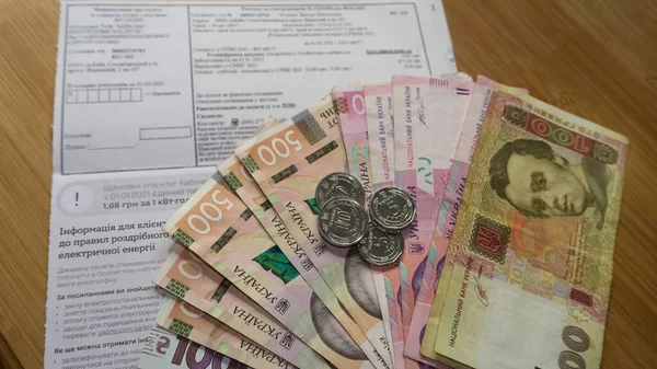 Ukrayna parası Hryvnia ve madeni paralar ahşap arka plan, elektrik faturası