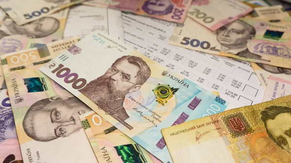 Ukrayna parası Hryvnia ve madeni paralar ahşap arka plan, elektrik faturası