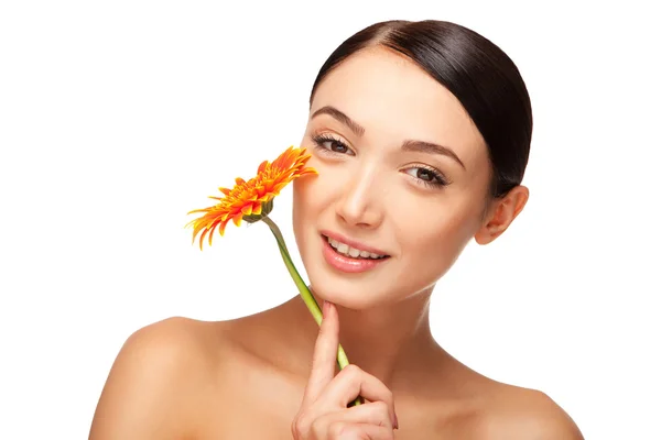 Portrét krásné usměvavá mladá žena s květinou. v ateliéru. — Stock fotografie