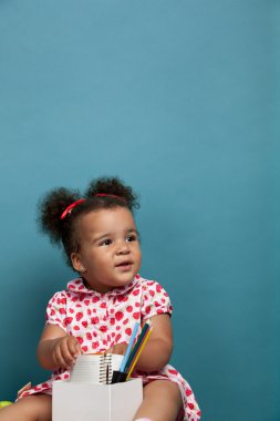 defter, kalem ve diğer ekipman için okul kız.