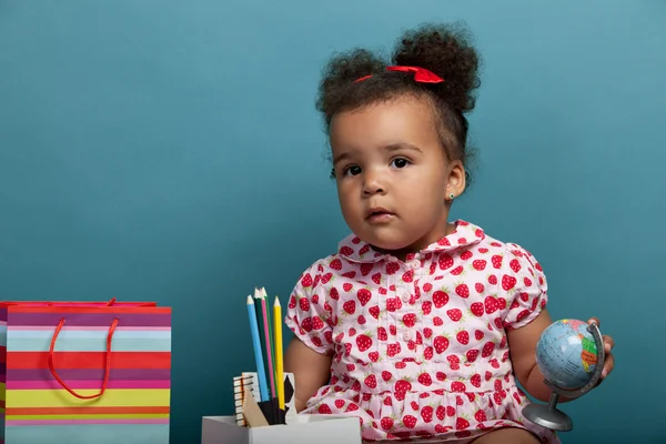 Menina com caderno, lápis e outros equipamentos para a escola . — Fotografia de Stock