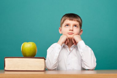 masada oturan çocuk