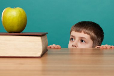 masada oturan çocuk