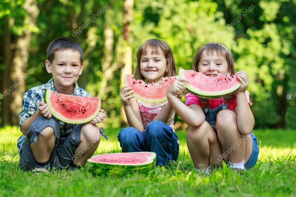 Resultado de imagen de niños felices comiendo fruta