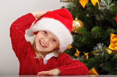 kız Noel ağacının yakınında.