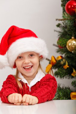 kız Noel ağacının yakınında.