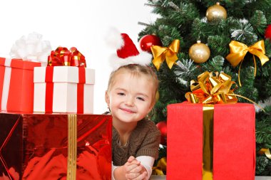 hediye kutusu ile gülümseyen kız