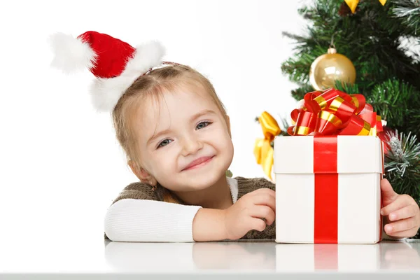 Chica sonriendo con caja de regalo — Foto de Stock