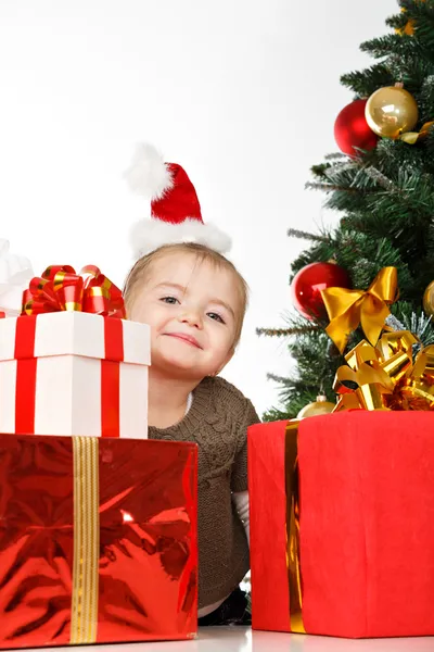 Menina sorrindo com caixa de presente — Fotografia de Stock