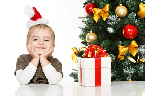 Chica sonriendo con caja de regalo — Foto de Stock