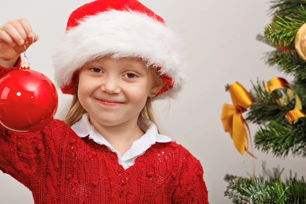 Kız Noel ağacının yakınında. — Stok fotoğraf