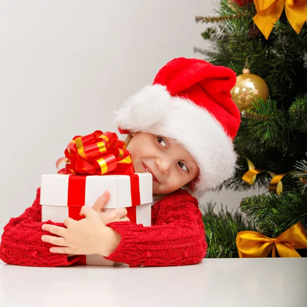 Klein meisje met geschenkdoos — Stockfoto