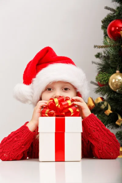 Bambina con confezione regalo — Foto Stock