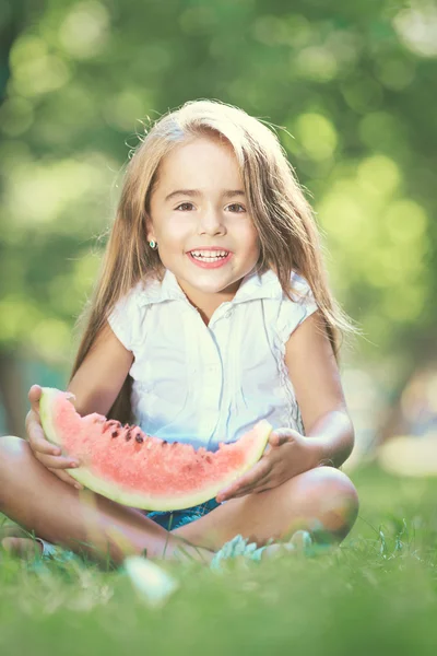 Счастливый ребенок с арбузом — стоковое фото