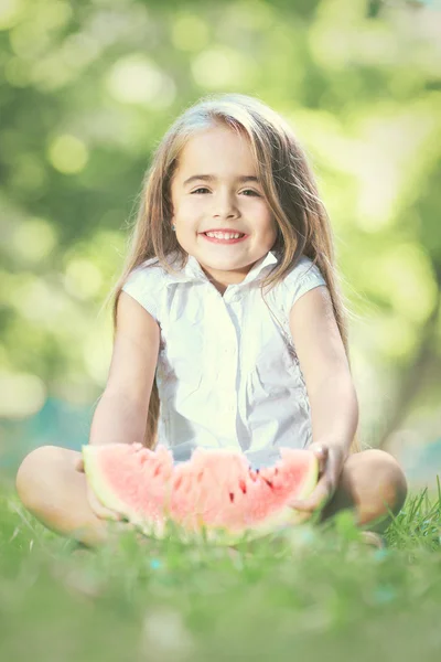 Щаслива дитина з кавуном — стокове фото
