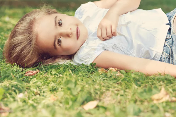 Pequena menina pensativa — Fotografia de Stock