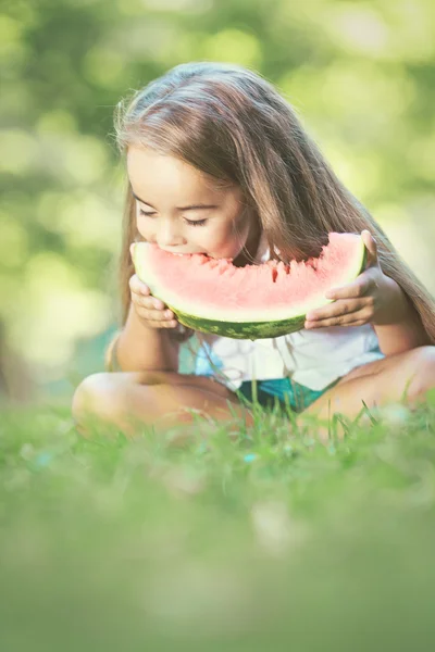 Criança feliz com melancia — Fotografia de Stock