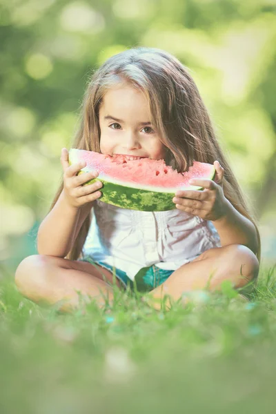 Gelukkig kind met watermeloen — Stockfoto