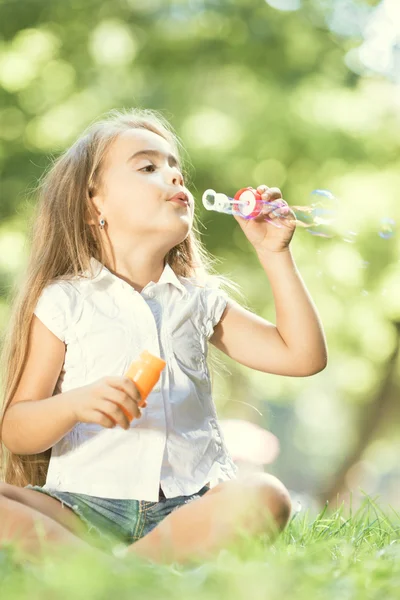 Ragazza sta soffiando sapone — Foto Stock