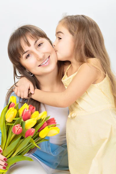 Filha beijando mãe — Fotografia de Stock