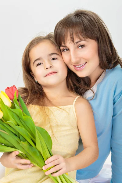 Фото матери и дочери с цветами — стоковое фото