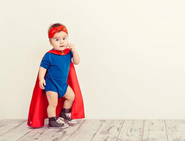 Супергеройский мальчик — стоковое фото