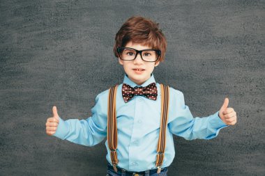 neşeli küçük öğrenci kara tahta karşı