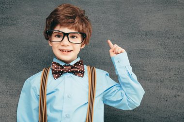 neşeli küçük öğrenci kara tahta karşı