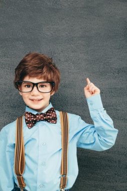 neşeli küçük öğrenci kara tahta karşı