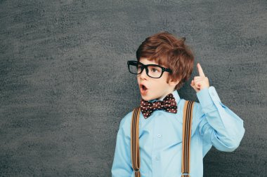 neşeli küçük öğrenci kara tahta karşı