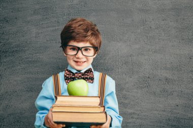 küçük çocuk kitapları ve elma ile
