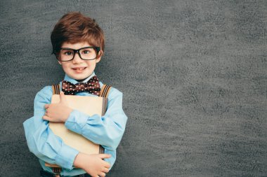 neşeli küçük çocuk gülümseyen