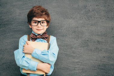 neşeli küçük çocuk gülümseyen