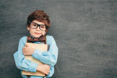neşeli küçük çocuk gülümseyen