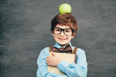 kafasında elma ile küçük çocuk