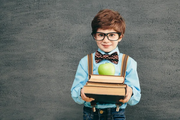 Niño pequeño con libros — Foto de Stock