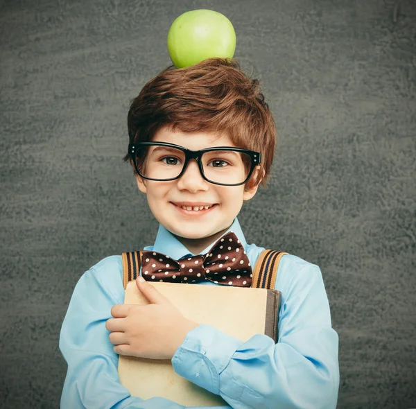 Niño pequeño con manzana en la cabeza —  Fotos de Stock