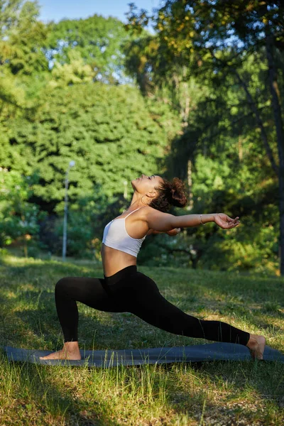Shot Beautiful Young Woman Exercising Agains Green Trees Practicing Outdoor Zdjęcie Stockowe