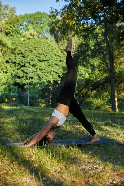 Shot Beautiful Young Woman Exercising Agains Green Trees Practicing Outdoor Zdjęcia Stockowe bez tantiem