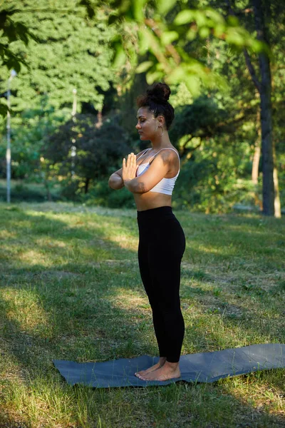 Shot Beautiful Young Woman Exercising Agains Green Trees Practicing Outdoor Stockfoto