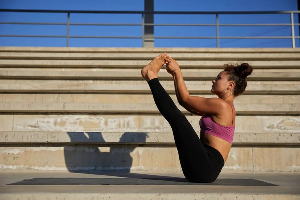 Shot Beautiful Young Woman Exercising Stadium Backdrop Stairs Blue Sky Zdjęcia Stockowe bez tantiem