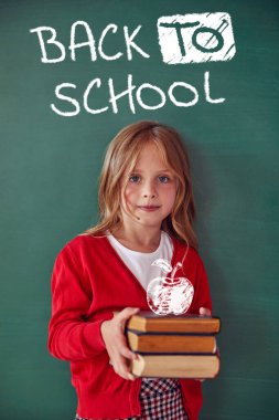 Okul çocuğu (kız) sınıfta. Yeşil karatahtaya karşı komik çocuk. Fikir ve yaratıcılık kavramı. Arka planda kopyalanma alanı. Okul konseptine dönelim.. 