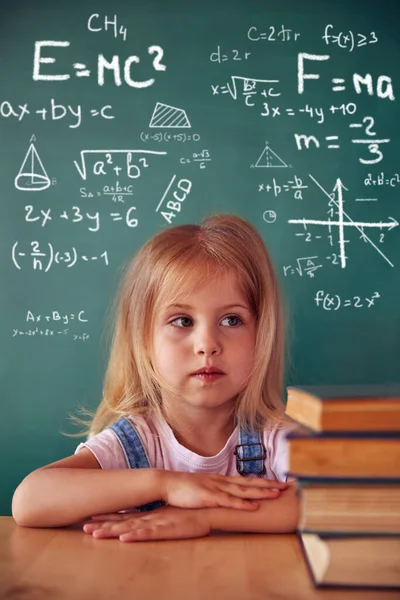 Iskolásgyerek Lány Osztályteremben Vicces Gyerek Zöld Tábla Ellen Ötlet Kreativitás — Stock Fotó