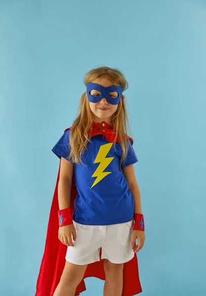 Engraçado Pequeno Poder Criança Super Herói Menina Uma Capa Chuva — Fotografia de Stock