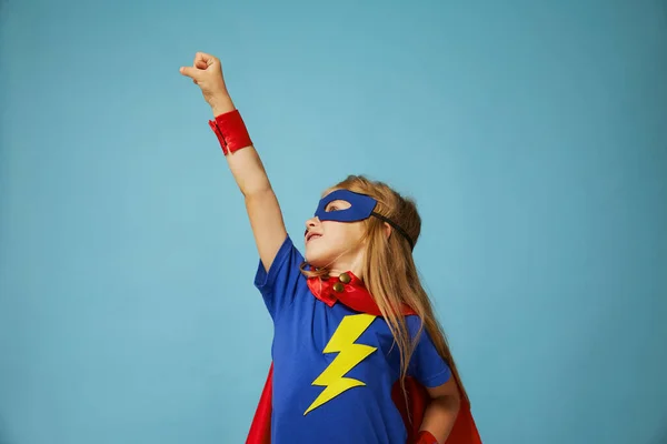 Rolig Liten Makt Super Hjälte Barn Flicka Röd Regnrock Rolig — Stockfoto