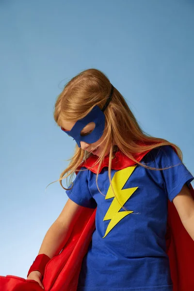 Drôle Peu Puissance Super Héros Enfant Fille Dans Imperméable Rouge — Photo