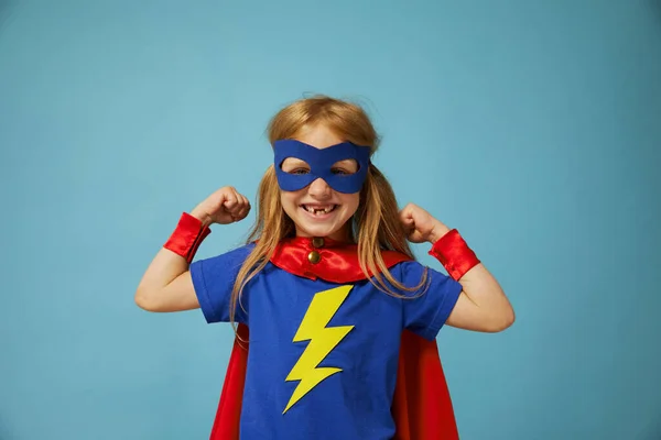 Rolig Liten Makt Super Hjälte Barn Flicka Röd Regnrock Rolig — Stockfoto