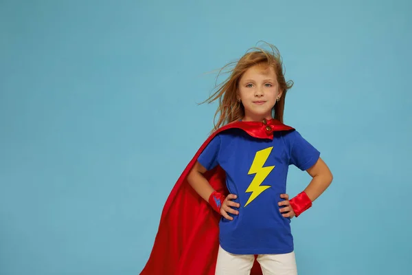 Engraçado Pequeno Poder Criança Super Herói Menina Uma Capa Chuva — Fotografia de Stock