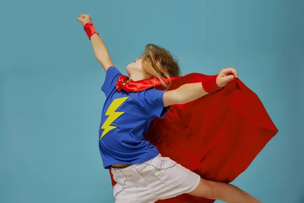 Engraçado Pequeno Poder Criança Super Herói Menina Uma Capa Chuva — Fotografia de Stock